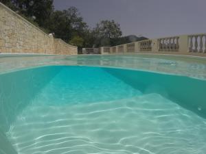 uma piscina com água no meio em B&B Verzavò em Cetraro
