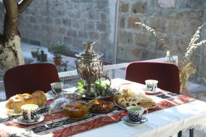 una mesa con un plato de comida encima en Guest House David's B&B, en Gyumri