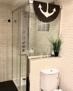 アリカンテにあるVistaBonitaHome2のバスルーム(トイレ、ガラス張りのシャワー付)