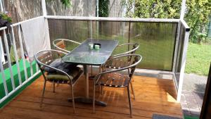 einen Glastisch und Stühle auf einer Veranda in der Unterkunft Bitter súkromné ubytovanie in Štúrovo + 35 Fotos