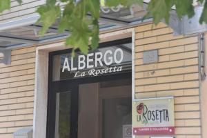 Um certificado, prémio, placa ou documento mostrado em Albergo La Rosetta