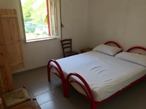 Tempat tidur dalam kamar di Villaggio Camping La Scogliera