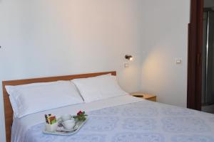 Uma cama ou camas num quarto em Albergo La Rosetta