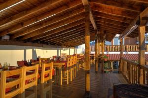 シネモレツにあるCasa Di Angelの木製のテーブルと椅子が備わる空きレストランです。