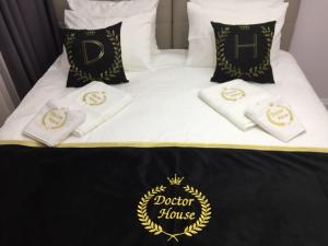 Giường trong phòng chung tại Doctor House Hotel