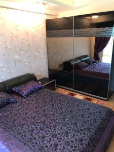 マフムトラールにあるAzura Complexのベッドルーム1室(ベッド2台、大きな鏡付)