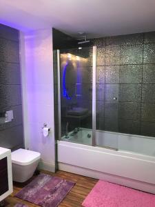 マフムトラールにあるAzura Complexのバスルーム(シャワー、トイレ、シンク付)