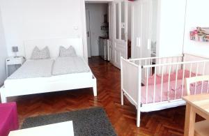 Łóżko lub łóżka w pokoju w obiekcie City-Apartments Langegger