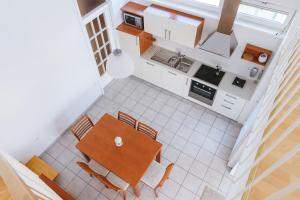 Kuchyň nebo kuchyňský kout v ubytování Apartma Joy - private beach