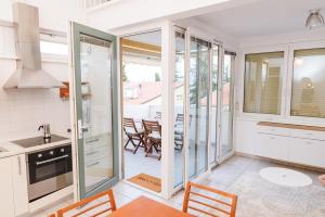 Kuchyň nebo kuchyňský kout v ubytování Apartma Joy - private beach