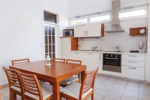 Kuchyň nebo kuchyňský kout v ubytování Apartma Joy - private beach
