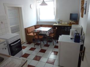 cocina con mesa, sillas y ventana en Schöne, gemütliche Wohnung, en Katzhütte