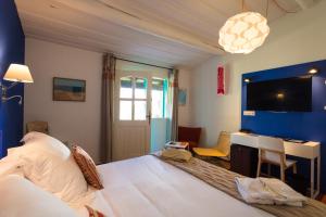 Oustau Camarguen Hôtel & Spa客房内的一张或多张床位
