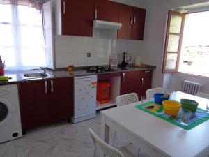a kitchen with a sink and a table with chairs at Casa Estrella in Pravia