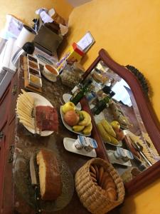 a table with bread and a mirror and a counter with food at Casa de las Hazas in Poyatos