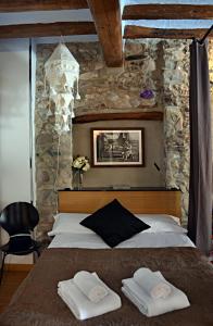 エスプルガ・デ・フランコリにあるAbadia-4のベッドルーム1室(ベッド1台、タオル2枚付)