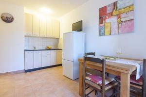 Kuchyň nebo kuchyňský kout v ubytování Apartmani "Jadran"