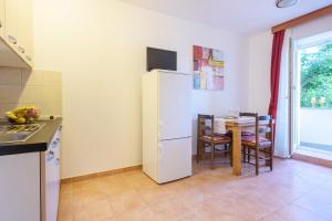 Kuchyň nebo kuchyňský kout v ubytování Apartmani "Jadran"