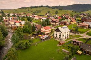 eine Luftansicht einer Kleinstadt mit Häusern in der Unterkunft Guesthouse Cyprian in Ždiar