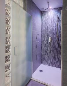 ein Bad mit einer Dusche und einer Glastür in der Unterkunft Hotel Montebello in Montecatini Terme