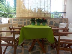 una mesa verde con tres macetas. en Sophia's Apartment, en Skála Foúrkas
