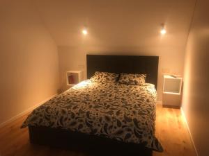 En eller flere senge i et værelse på Vakarų apartamentai