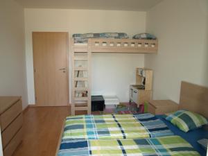 sypialnia z 2 łóżkami piętrowymi i biurkiem w obiekcie Apartman Self check in/out Vrchlabi w Vrchlabi