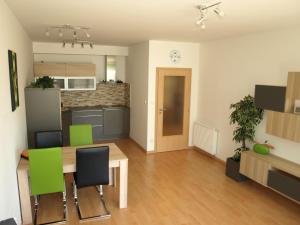 Kuchyňa alebo kuchynka v ubytovaní Apartman Self check in/out Vrchlabi