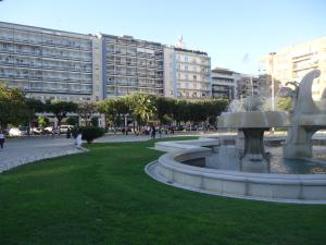 einen Brunnen inmitten eines Parks mit Gebäuden in der Unterkunft LECCE MON AMOUR B&B in Lecce