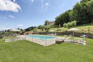una piscina en medio de un patio en Agriturismo Tenuta Capitolini, en Collelungo
