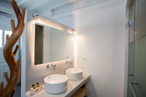 A bathroom at Mina Studios