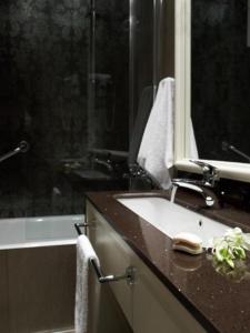 Ένα μπάνιο στο Ξενοδοχείο Μενελάιον