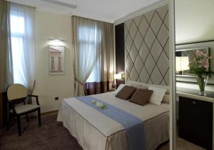 Postel nebo postele na pokoji v ubytování Menelaion Hotel