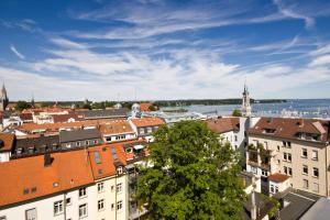 Blick auf eine Stadt mit Gebäuden und Wasser in der Unterkunft Hotel Viva Sky in Konstanz