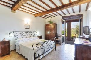 Un dormitorio con una cama y un techo de madera. en Agriturismo Tenuta Capitolini, en Collelungo 20 fotos más