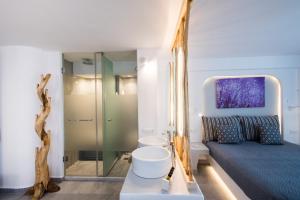 A bathroom at Mina Studios