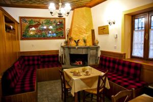 ein Esszimmer mit Tisch und Kamin in der Unterkunft Stavraetos in Sirako