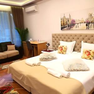 מיטה או מיטות בחדר ב-Central Varna Apartment - Lets4Holiday