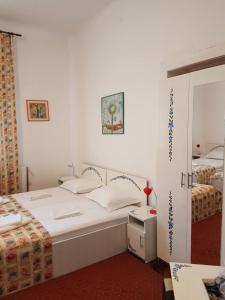 A bed or beds in a room at Pensiunea Geostar 2
