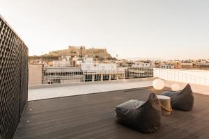 - une vue sur la ville depuis le toit d'un bâtiment dans l'établissement Acropolis 360° sky suite, à Athènes