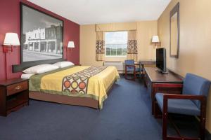 Ліжко або ліжка в номері Super 8 by Wyndham Big Cabin/Vinita Area