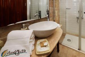 A bathroom at YundAntik Cunda Konaklari