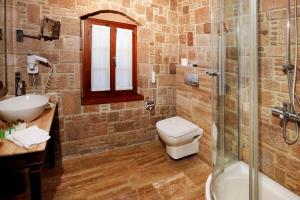A bathroom at YundAntik Cunda Konaklari