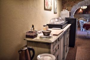 科斯蒂尤勒迪亞斯迪的住宿－卡西娜德拉音樂旅館，厨房配有带玻璃杯的吧台