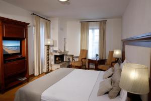 A bed or beds in a room at YundAntik Cunda Konaklari