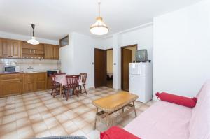 Kuchyň nebo kuchyňský kout v ubytování Apartments Vesna with pool