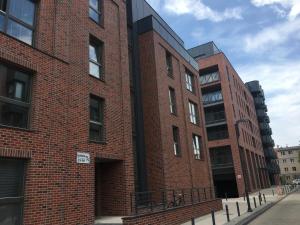 グダニスクにあるBrovar City Centre Apartamentの通路側赤レンガ造り