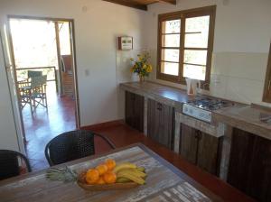 uma cozinha com uma mesa com uma taça de fruta em Holidayhome Buena Vista em Trinidad