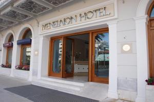 un bâtiment avec l'entrée d'un hôtel méridien dans l'établissement Menelaion Hotel, à Sparte