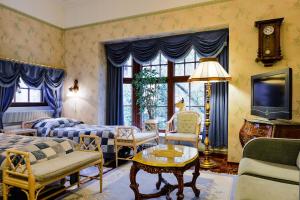 a living room with two beds and a table at Park Hotel Turku in Turku